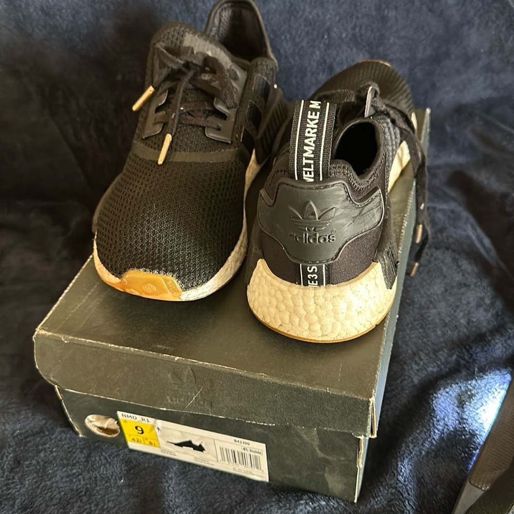 Black Adidas NMD r1